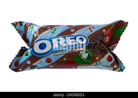 Mini paquet de biscuits Oreo au chocolat crème à partir d'une boîte festive de biscuits Oreo contenant un assortiment de biscuits Oreo isolés sur blanc - Oreos Banque D'Images