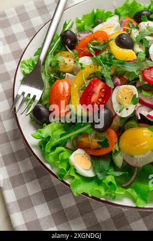 Salade de légumes, avec œufs de caille et olives, frais, gros plan, pas de gens Banque D'Images