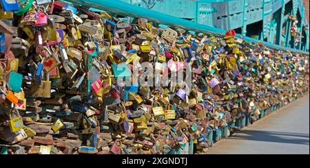 Beaucoup d'écluses d'amour sur le pont tumski à Wroclaw Breslau Banque D'Images