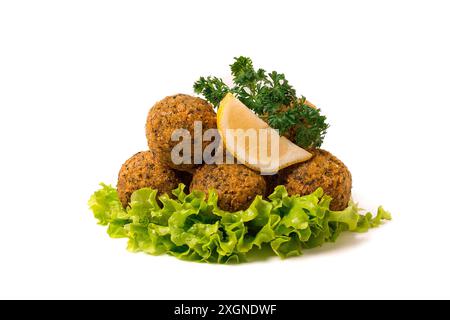 Boules de falafel de pois chiches, sur fond blanc, gros plan, nourriture végétarienne Banque D'Images