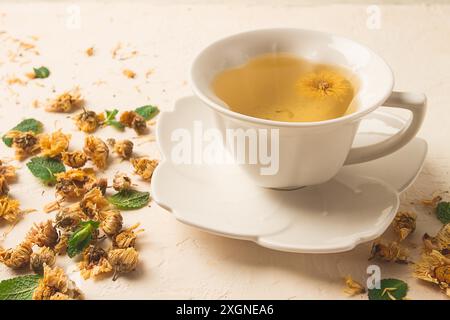 Thé chrysanthème, boisson, tasse blanche, menthe, bourgeons de chrysanthème, gros plan, pas de gens Banque D'Images