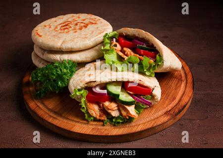 Shawarma en pain pita, poulet, avec des légumes, fait maison, pas de gens Banque D'Images