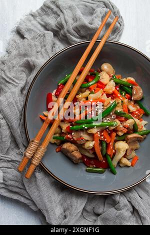 Wok, légumes de style asiatique, nourriture de rue, légumes mélangés, pas de gens, vue de dessus Banque D'Images