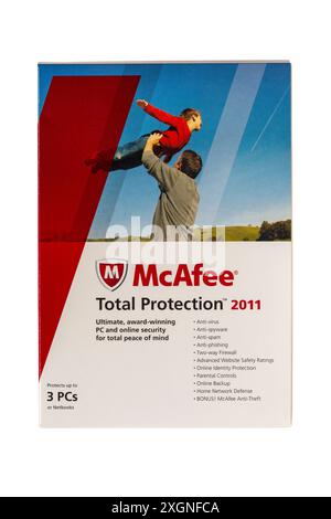 Logiciel McAfee total protection 2011 isolé sur fond blanc : sécurité en ligne et PC primée ultime pour une tranquillité d'esprit totale Banque D'Images