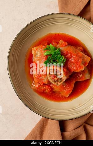 Rouleaux de chou farcis, avec de la viande hachée, en sauce tomate, sur un fond beige, nourriture et boisson, alimentation saine, mode de vie sain, cuisine, rustique Banque D'Images