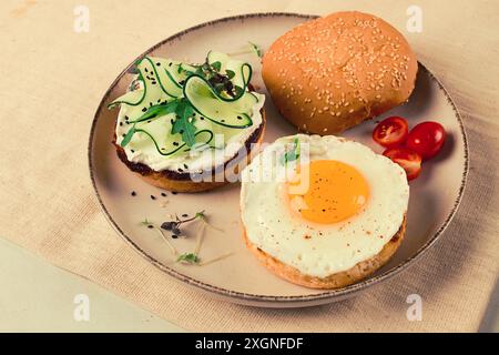 Assortiment de sandwichs, pain blanc, oeuf frit, fromage à la crème et concombre, caviar de capelan, pain au sésame, petit déjeuner, sur une table blanche, pas de monde Banque D'Images