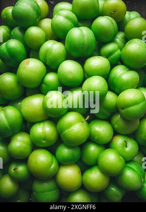 Tkemali, prune de cerise verte, vue de dessus, gros plan, fond de nourriture, pas de gens, focalisation sélective Banque D'Images