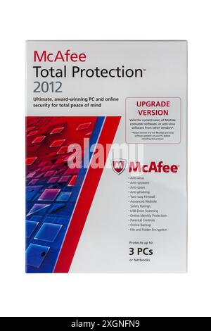 Logiciel McAfee total protection 2012 isolé sur fond blanc : sécurité en ligne et PC primée ultime pour une tranquillité d'esprit totale Banque D'Images
