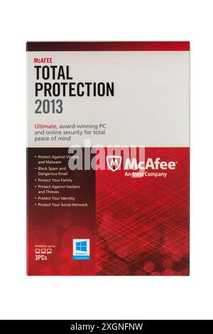 Logiciel McAfee total protection 2013 isolé sur fond blanc : sécurité en ligne et PC primée ultime pour une tranquillité d'esprit totale Banque D'Images