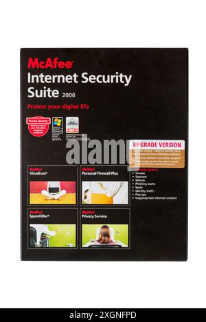 Logiciel McAfee Internet Security suite 2006 isolé sur fond blanc - logiciel de sécurité informatique Banque D'Images