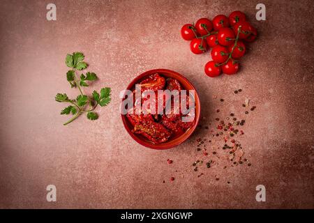 Tomates séchées, dans un bol, vue de dessus, sur fond brun Banque D'Images