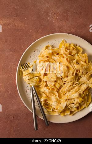 Fettuccine, tagliatelle, sauce crémeuse à l'ail, cuisine italienne traditionnelle, pâtes carbonaro Banque D'Images