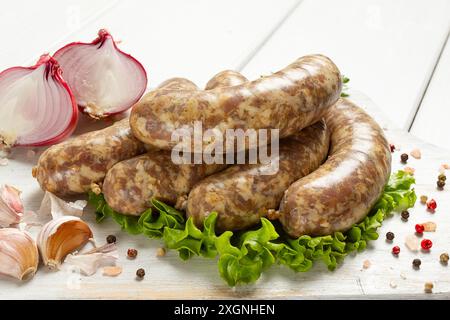 Kupaty cru, saucisses géorgiennes traditionnelles, saucisses crues, avec épices et herbes, cuisine géorgienne Banque D'Images