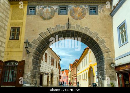 Budejovice porte à Český Krumlov. Český Krumlov est une ville de la Bohême du Sud de la République tchèque. Banque D'Images