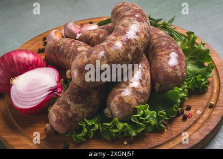 Kupaty cru, saucisses géorgiennes traditionnelles, saucisses crues, avec épices et herbes, cuisine géorgienne Banque D'Images