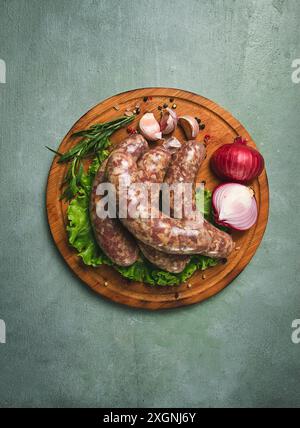 Kupaty cru, saucisses géorgiennes traditionnelles, saucisses crues, avec épices et herbes, cuisine géorgienne Banque D'Images