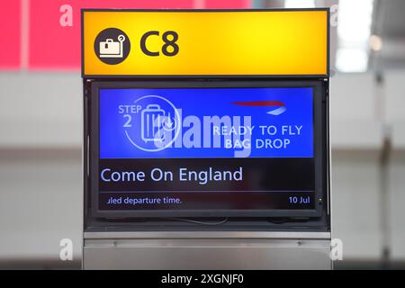 Un point de dépôt des bagages au terminal 5 de l'aéroport d'Heathrow, dans l'ouest de Londres, indique « Come on England » avant la demi-finale de l'UEFA Euro 2024 entre l'Angleterre et les pays-Bas à Dusseldorf, en Allemagne. Date de la photo : mercredi 10 juillet 2024. Banque D'Images