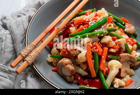 Wok, légumes de style asiatique, nourriture de rue, légumes mélangés, pas de gens, vue de dessus Banque D'Images