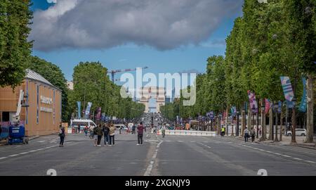 Paris, France - 07 06 2024 : Jeux Olympiques Paris 2024. Vue sur l'avenue des champs-Elysées avec le Store officiel Paris 2024 et les drapeaux des jeux Olympiques Banque D'Images