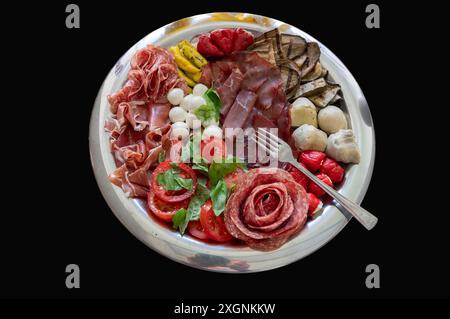 Plateau de saucisses avec différents types de saucisses, artichauts et courgettes sur fond noir, Bavière, Allemagne Banque D'Images