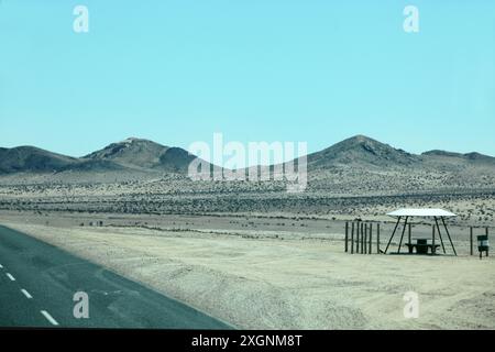 Aire de repos sur la route B4 vers Luederitz, désert du Namib, Namibie, Afrique le Namib est le plus ancien désert du monde et un site du patrimoine mondial de l'UNESCO Banque D'Images