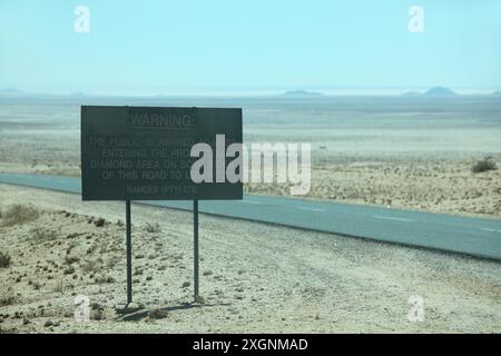 Sur la route B 4, panneau d'avertissement au début de la zone d'accès restreint aux diamants près de Luederitz, désert du Namib, Namibie, Afrique Namib est la plus ancienne Banque D'Images