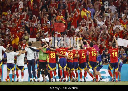 MUNICH - (de gauche à droite) Martin Zubimendi d'Espagne, Mikel Oyarzabal d'Espagne, Jesus Navas d'Espagne, Daniel Vivian d'Espagne, Rodri d'Espagne, Aymeric Laporte, de l'Espagne, célèbre la victoire avec les supporters lors de la demi-finale de l'UEFA EURO 2024 entre l'Espagne et la France au Munich Football Arena le 9 juillet 2024 à Munich, en Allemagne. ANP | Hollandse Hoogte | Maurice van Steen Banque D'Images