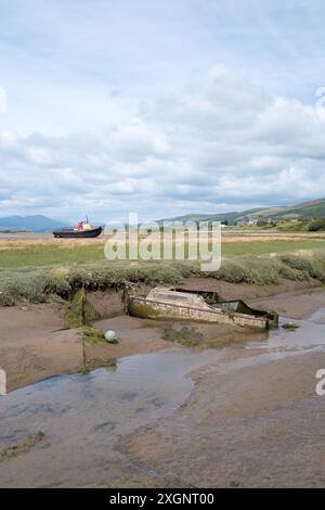 Bateaux abandonnés sur le rivage à Askham dans Furness Cumbria Banque D'Images