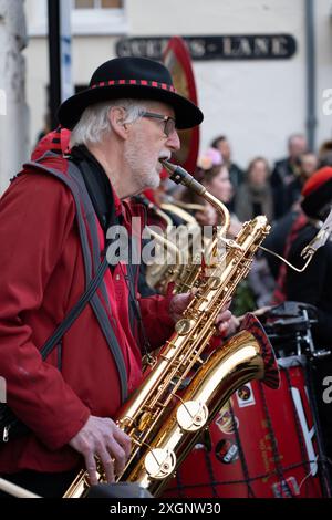 Les membres du groupe Horns of Plenty jouent devant une foule du matin de mai, à l'extérieur du Queens College d'Oxford Banque D'Images