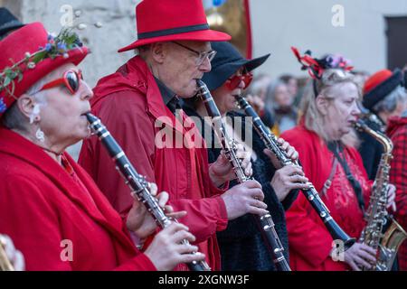 Les membres du groupe Horns of Plenty jouent devant une foule du matin de mai, à l'extérieur du Queens College d'Oxford Banque D'Images