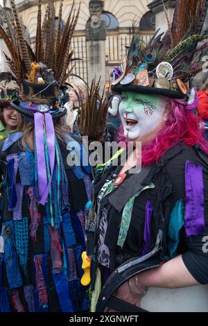 Les membres de l'Armaleggan Border Morris célèbrent avec musique et danse, les traditionnelles célébrations du 1er mai à Broad Street, Oxford Banque D'Images