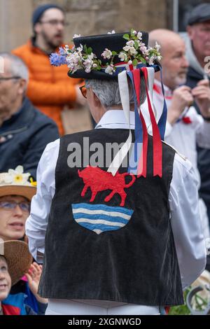 Un membre de l'Oxford Morris - avec les armoiries de la ville sur le dos de son gilet, portant un chapeau décoré de fleurs le matin de mai, Oxford Banque D'Images