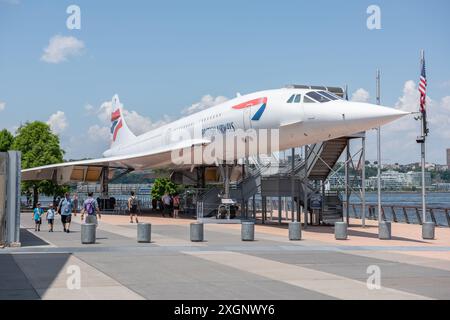 Concorde G-BOAD se dresse comme une pièce de musée à côté du porte-avions américain USS Intrepid, maintenant un musée - l'Intrepid Museum, à l'embarcadère 86 à New York Banque D'Images