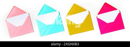 Enveloppes avec cartes de vœux ou invitations, colorées sur fond blanc. Lettres rose, bleu sarcelle et jaune Banque D'Images