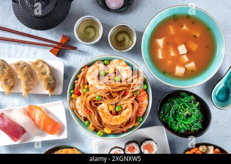 Cuisine japonaise. Plats japonais variés, plan de pose à plat Banque D'Images