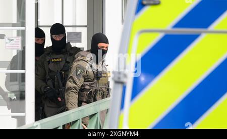 Petrovice, République tchèque. 10 juillet 2024. Des policiers de la République tchèque quittent le poste de police au poste frontalier de Petrovice après l'extradition du suspect dans l'affaire Valeriia assassinée de Döbeln. Le moldave de 36 ans était recherché par mandat d’arrêt national et européen et arrêté dans un restaurant de Prague le 14 juin 2024. Selon les enquêteurs, il est fortement soupçonné d'avoir « violemment tué » la fillette de neuf ans. Selon les médias, il est l'ex-petit ami de la mère de Valeriia. Crédit : Robert Michael/dpa/Alamy Live News Banque D'Images