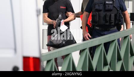 Petrovice, République tchèque. 10 juillet 2024. Le suspect dans l'affaire Valeriia assassinée de Döbeln est remis en Saxe par des policiers de la République tchèque au poste frontière de Petrovice. Le moldave de 36 ans était recherché par mandat d’arrêt national et européen et arrêté dans un restaurant de Prague le 14 juin 2024. Selon les enquêteurs, il est fortement soupçonné d'avoir « violemment tué » la fillette de neuf ans. Selon les médias, il est l'ex-petit ami de la mère de Valeriia. Crédit : Robert Michael/dpa/Alamy Live News Banque D'Images