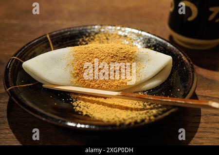 Les célèbres bonbons au gâteau de riz de Kyoto Mugite-mochi, confiserie japonaise traditionnelle à base de gâteau de riz mochi fraîchement pilé, pâte de haricots sucrés, kinako Banque D'Images