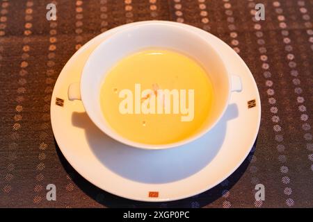 Soupe de maïs avec fin de requin dans un restaurant chinois authentique Banque D'Images