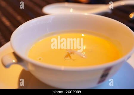 Soupe de maïs avec fin de requin dans un restaurant chinois authentique Banque D'Images