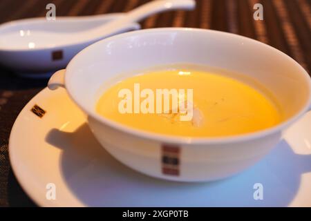 Soupe de maïs avec fin de requin dans un restaurant chinois authentique Banque D'Images