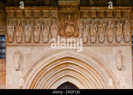 Frise sculpturale gothique, Christ en majesté entouré par les Tétramorphes et flanqué par les douze apôtres, Pison de Castrejon, Palencia, Espagne Banque D'Images