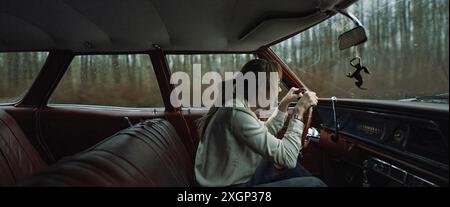 Longlegs (2024) réalisé par Oz Perkins et mettant en vedette Maika Monroe dans le rôle de l'agent du FBI Lee Harker assigné à une affaire de tueur en série non résolue qui prend des tournures inattendues, révélant des preuves de l'occulte. Harker découvre un lien personnel avec le tueur et doit l'arrêter avant qu'il ne frappe à nouveau. Publicité encore ***USAGE ÉDITORIAL SEULEMENT***. Crédit : BFA / Neon Banque D'Images