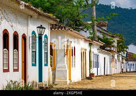 Façade de maison en architecture coloniale sur rue pavée dans la ville historique de Paraty dans l'État de Rio de Janeiro, Brésil Banque D'Images