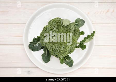 Brocoli frais bio sur une table en bois. Vue de dessus. Brassica oleracea Banque D'Images