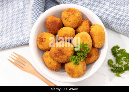 Croquettes faites maison dans un bol en céramique. Hors-d'œuvre typiquement espagnol. Vue de dessus Banque D'Images