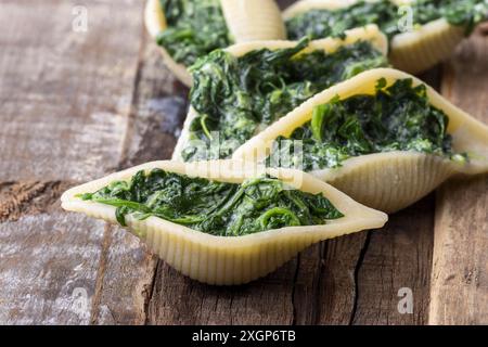 Pâtes italiennes conchiglino remplies d'épinards Banque D'Images