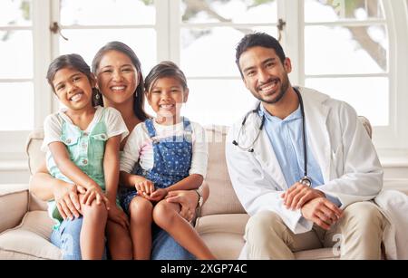 Médecin, famille et enfants check-up en portrait, soins de santé et consultation en visite ou service à la maison. Médecin, mère et enfants pour examen ou Banque D'Images