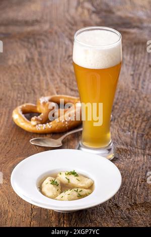 Boulettes de semoule en bouillon sur bois Banque D'Images