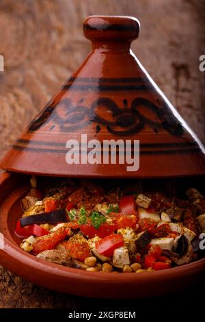 Viande de poulet dans un tajine Banque D'Images